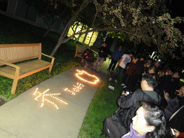 【Thanks a lot, Steve. 追悼スティーブ・ジョブズ】アップル本社前に灯る光