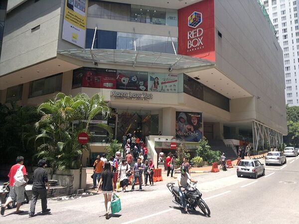 クアラルンプールの電脳ビルで１日中スマホ三昧！