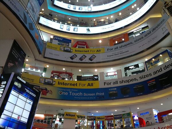 クアラルンプールの電脳ビルで１日中スマホ三昧！