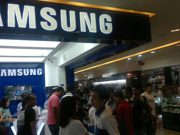 クアラルンプールの電脳ビルで１日中スマホ三昧！