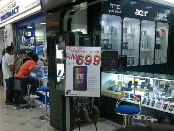 クアラルンプールの電脳ビルで１日中スマホ三昧！