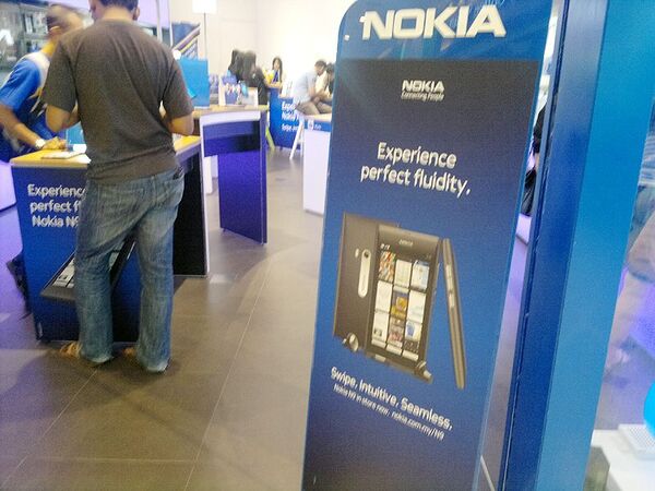 クアラルンプールの電脳ビルで１日中スマホ三昧！