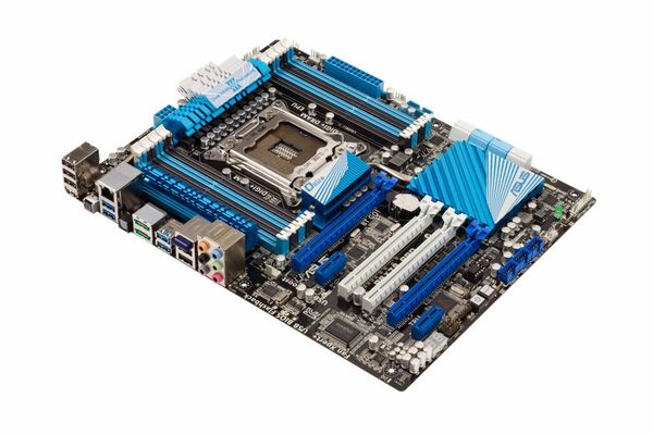 Sandy Bridge-Eの準備はOK？　ASUSTeKの“X79”マザーボード4機種