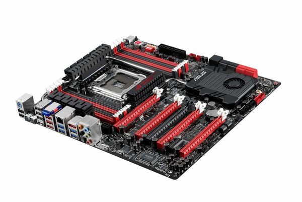 Sandy Bridge-Eの準備はOK？　ASUSTeKの“X79”マザーボード4機種