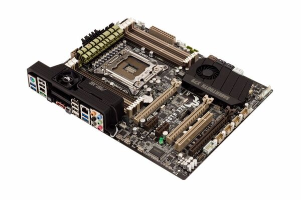 Sandy Bridge-Eの準備はOK？　ASUSTeKの“X79”マザーボード4機種