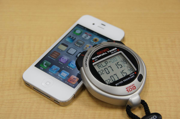 iPhone 4Sのバッテリー節約テクで最大何時間戦えるようになるか？