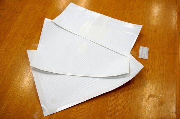 MacBook Airを美しくガードするカーボン柄保護フィルム国内販売開始！