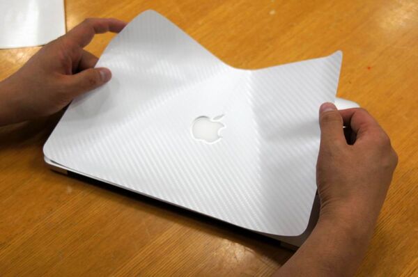MacBook Airを美しくガードするカーボン柄保護フィルム国内販売開始！