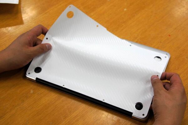 MacBook Airを美しくガードするカーボン柄保護フィルム国内販売開始！