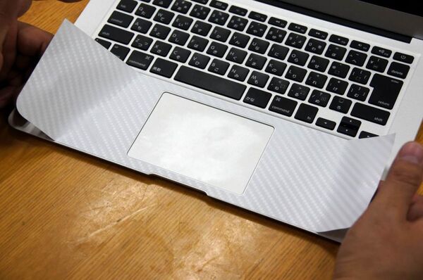 MacBook Airを美しくガードするカーボン柄保護フィルム国内販売開始！