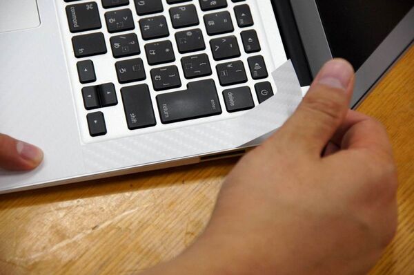 MacBook Airを美しくガードするカーボン柄保護フィルム国内販売開始！