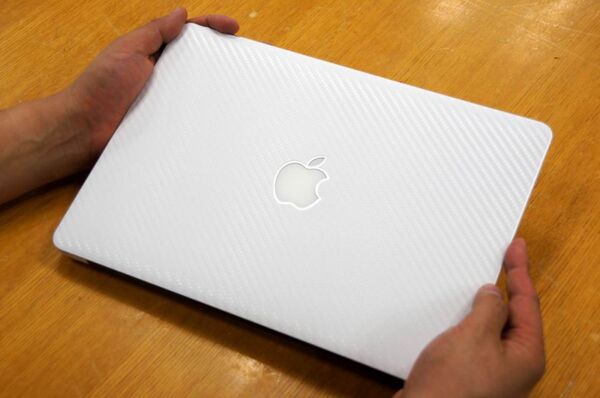 MacBook Airを美しくガードするカーボン柄保護フィルム国内販売開始！