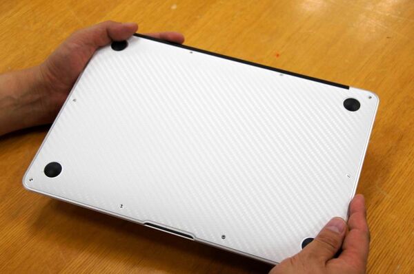 MacBook Airを美しくガードするカーボン柄保護フィルム国内販売開始！