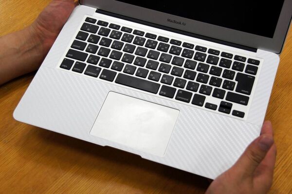 MacBook Airを美しくガードするカーボン柄保護フィルム国内販売開始！