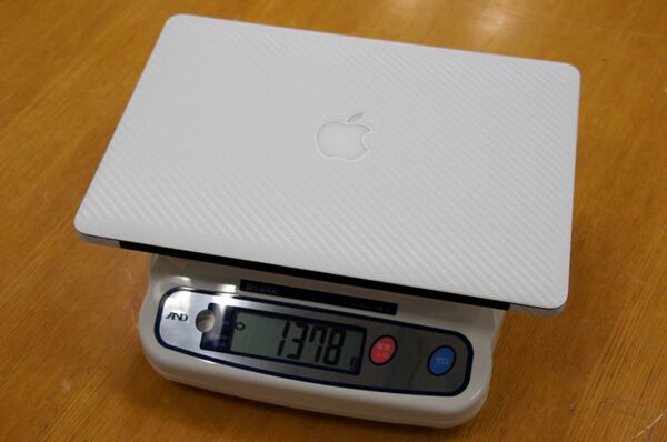 MacBook Airを美しくガードするカーボン柄保護フィルム国内販売開始！