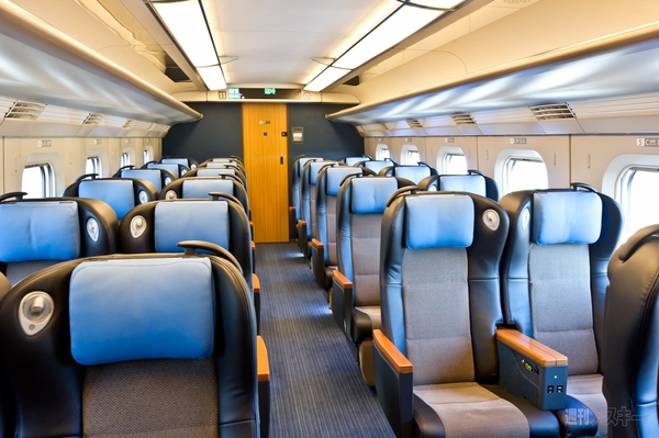 鼻の長さは従来の2倍！　時速320キロ時代の秋田新幹線こまち新車輌が公開