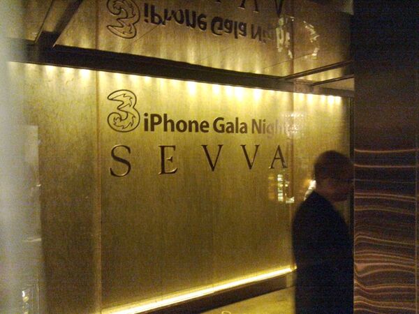 【セレブも転売屋も夢中】香港iPhone 4S発売狂騒曲