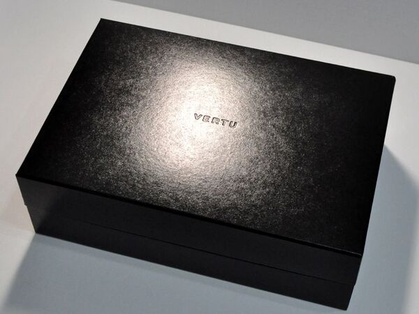 100万携帯VERTUにもスマホがあるぞ