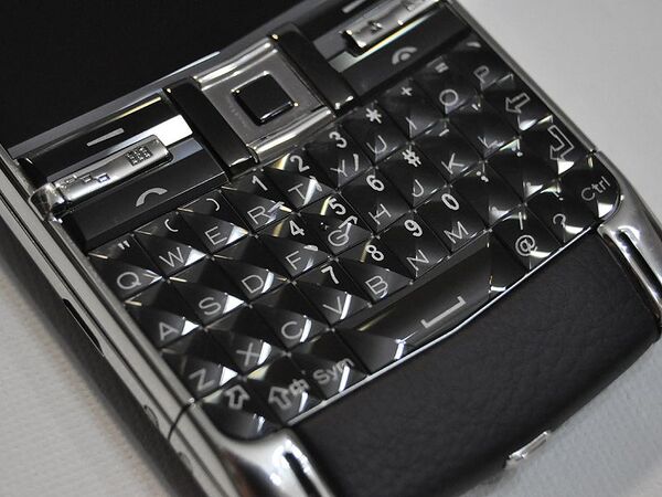 100万携帯VERTUにもスマホがあるぞ