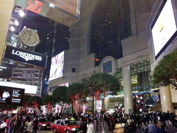 iPhone発売日に迫る盛り上がり！　香港ノキアストアでのWP7機『Lumia 800』発売イベントレボ