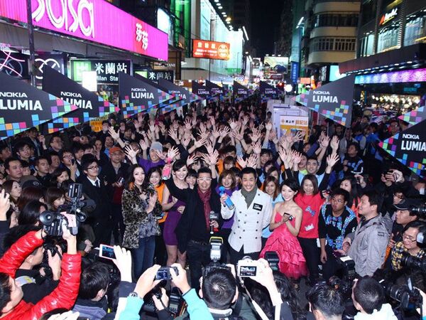 iPhone発売日に迫る盛り上がり！　香港ノキアストアでのWP7機『Lumia 800』発売イベントレボ