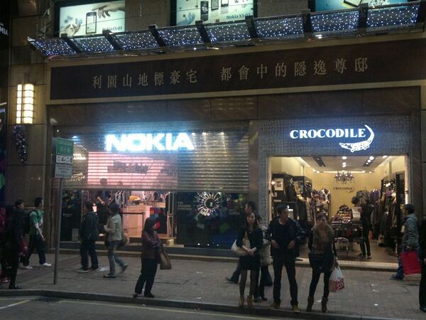 iPhone発売日に迫る盛り上がり！　香港ノキアストアでのWP7機『Lumia 800』発売イベントレボ