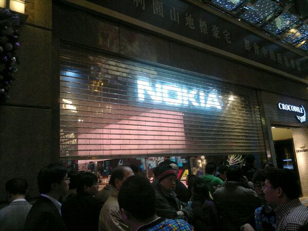 iPhone発売日に迫る盛り上がり！　香港ノキアストアでのWP7機『Lumia 800』発売イベントレボ