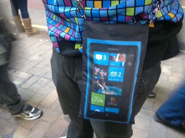 iPhone発売日に迫る盛り上がり！　香港ノキアストアでのWP7機『Lumia 800』発売イベントレボ