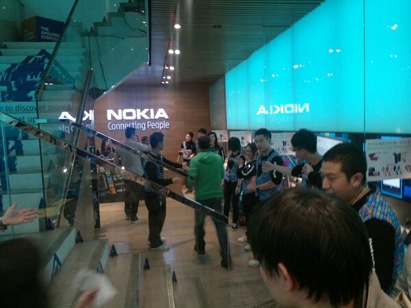 iPhone発売日に迫る盛り上がり！　香港ノキアストアでのWP7機『Lumia 800』発売イベントレボ