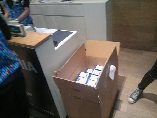 iPhone発売日に迫る盛り上がり！　香港ノキアストアでのWP7機『Lumia 800』発売イベントレボ