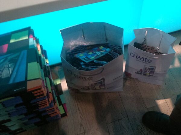 iPhone発売日に迫る盛り上がり！　香港ノキアストアでのWP7機『Lumia 800』発売イベントレボ