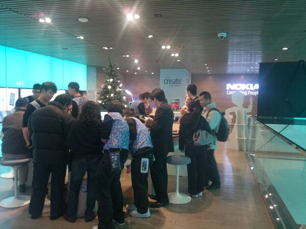 iPhone発売日に迫る盛り上がり！　香港ノキアストアでのWP7機『Lumia 800』発売イベントレボ
