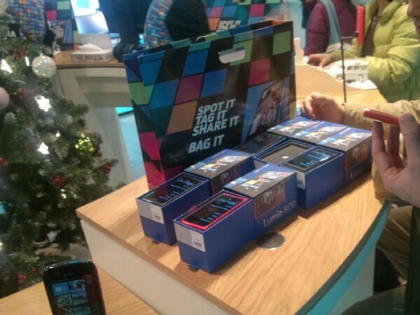 iPhone発売日に迫る盛り上がり！　香港ノキアストアでのWP7機『Lumia 800』発売イベントレボ