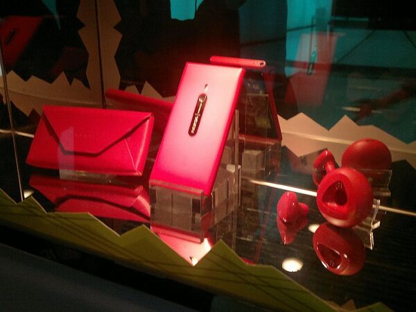 iPhone発売日に迫る盛り上がり！　香港ノキアストアでのWP7機『Lumia 800』発売イベントレボ