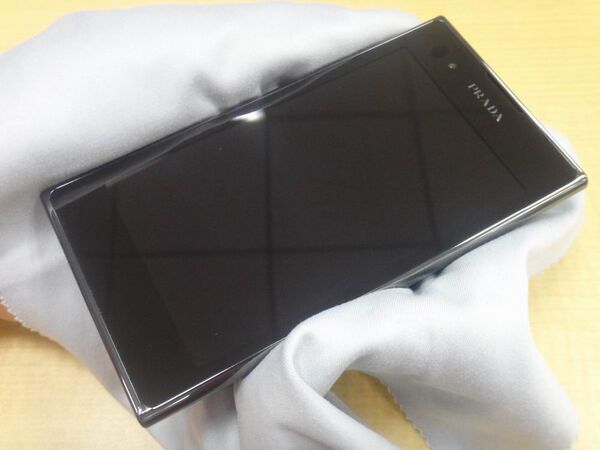 尋常じゃない美しさの『PRADA phone by LG』を舐めてみた