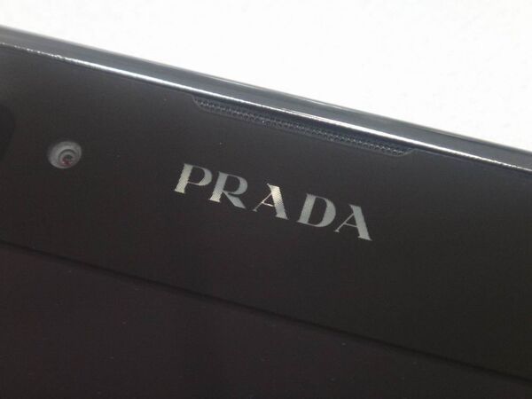 尋常じゃない美しさの『PRADA phone by LG』を舐めてみた