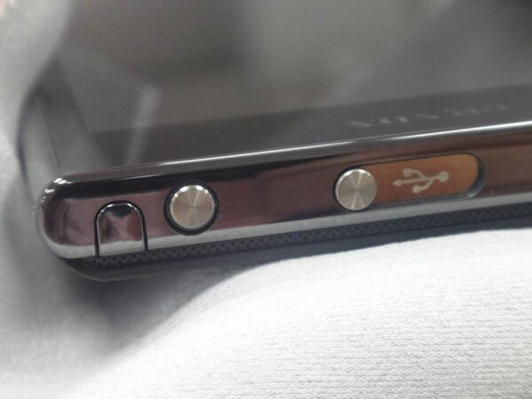 尋常じゃない美しさの『PRADA phone by LG』を舐めてみた