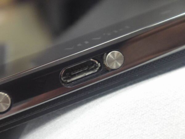 尋常じゃない美しさの『PRADA phone by LG』を舐めてみた