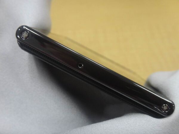 尋常じゃない美しさの『PRADA phone by LG』を舐めてみた