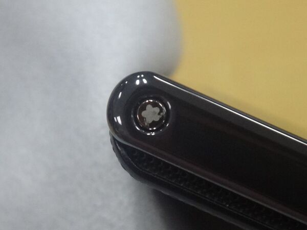 尋常じゃない美しさの『PRADA phone by LG』を舐めてみた