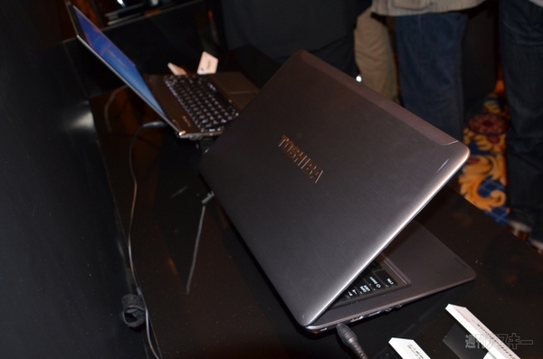 7.7インチ有機ELタブに14インチUltrabook！　東芝がCESの注目ガジェットをひと足先にお披露目：CES2012