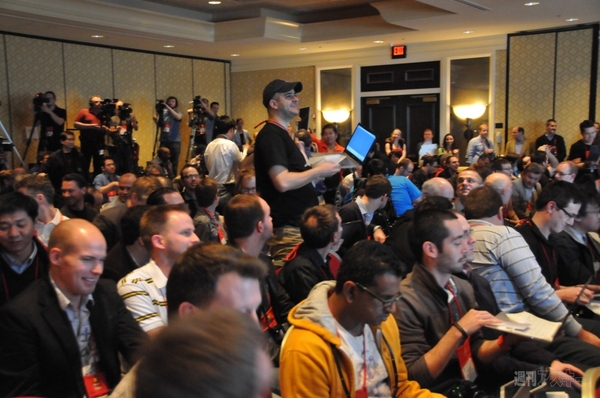 穴あきWindows8 Ultrabookも登場したインテルプレスイベント:CES2012