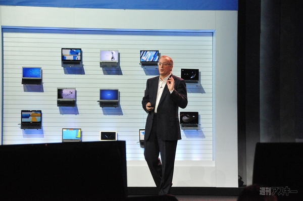 「ラジカセの代わりにUltrabookを肩にかつぐんだ」　IAスマホとゴリラガラスUltrabookが登場したインテル基調講演：CES2012