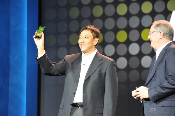 「ラジカセの代わりにUltrabookを肩にかつぐんだ」　IAスマホとゴリラガラスUltrabookが登場したインテル基調講演：CES2012