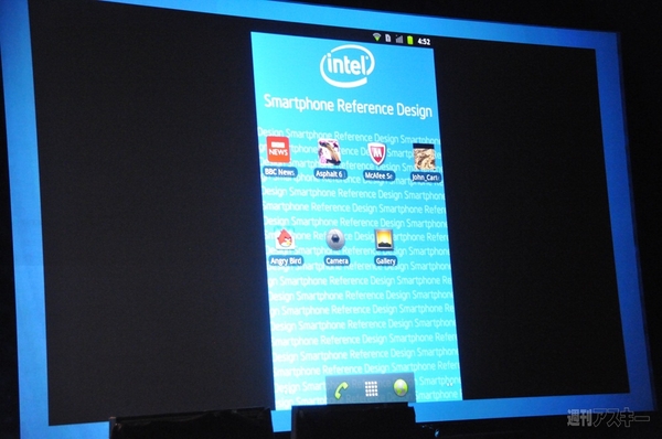 「ラジカセの代わりにUltrabookを肩にかつぐんだ」　IAスマホとゴリラガラスUltrabookが登場したインテル基調講演：CES2012