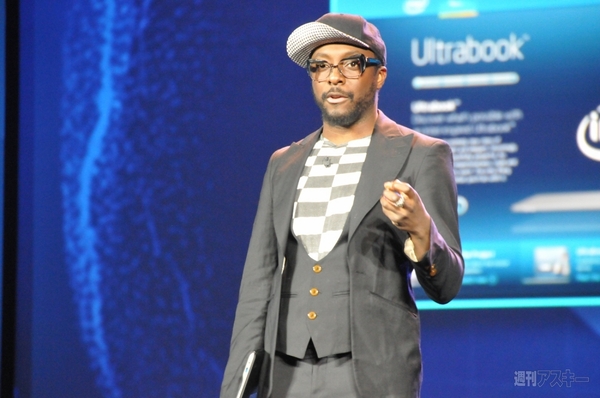 「ラジカセの代わりにUltrabookを肩にかつぐんだ」　IAスマホとゴリラガラスUltrabookが登場したインテル基調講演：CES2012