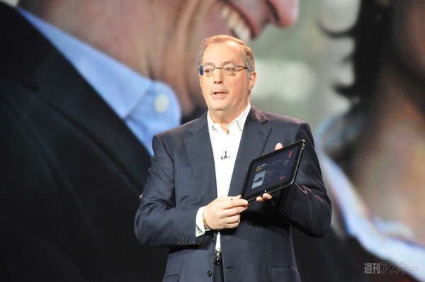 「ラジカセの代わりにUltrabookを肩にかつぐんだ」　IAスマホとゴリラガラスUltrabookが登場したインテル基調講演：CES2012