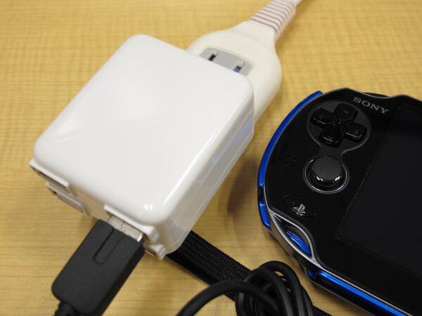 純正デカすぎ！　Vitaを充電できる最軽量ACアダプターはコレ