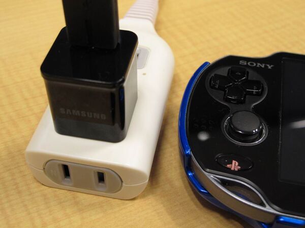 純正デカすぎ！　Vitaを充電できる最軽量ACアダプターはコレ