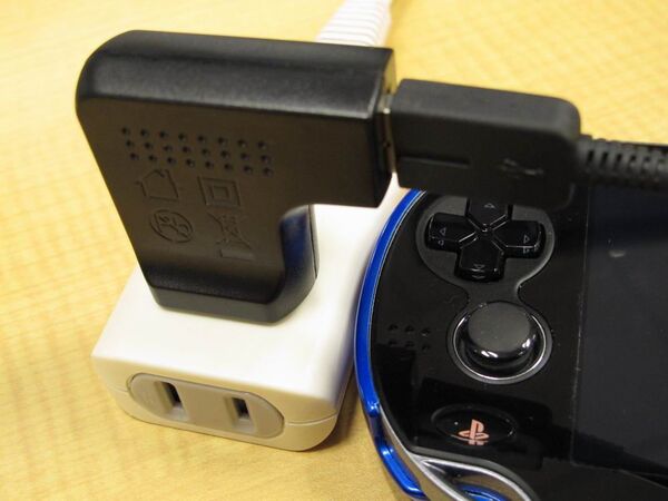 純正デカすぎ！　Vitaを充電できる最軽量ACアダプターはコレ